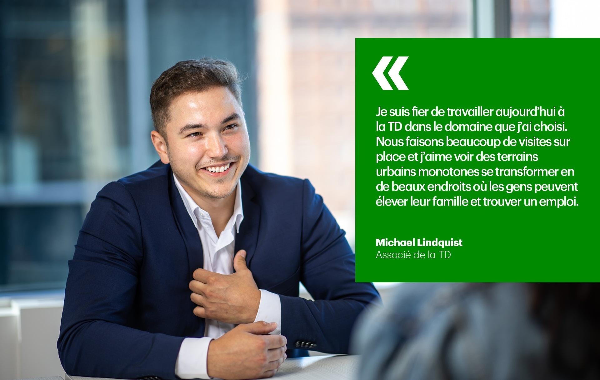 Portrait de Michael Lindquist debout dans un bureau.