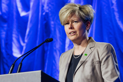 Norie Campbell, chef de groupe, Expérience client et Expérience collègue, Groupe Banque TD, a annoncé la création de L'avenir du Travail, un partenariat stratégique pluriannuel au Banquet et cérémonie des Prix d’honneur annuel du FPP, qui a eu lieu le 12 avril. Dans le cadre de sa plateforme d’entreprise citoyenne mondiale, La promesse Prêts à agir, la TD investira 750 000 $ pour aider à ouvrir les portes à un avenir inclusif. (Groupe CNW/Groupe Banque TD) Norie Campbell, chef de groupe, Expérience client et Expérience collègue, Groupe Banque TD, a annoncé la création de L'avenir du Travail, un partenariat stratégique pluriannuel au Banquet et cérémonie des Prix d’honneur annuel du FPP, qui a eu lieu le 12 avril. Dans le cadre de sa plateforme d’entreprise citoyenne mondiale, La promesse Prêts à agir, la TD investira 750 000 $ pour aider à ouvrir les portes à un avenir inclusif. (Groupe CNW/Groupe Banque TD)