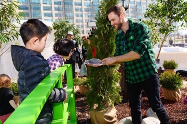 Des familles canadiennes échappent momentanément à l’hiver à l’intérieur du Dôme vert TD au Harbourfront Centre à Toronto dans le cadre du lancement de #EspacesPourTousTD. Pour souligner le 150e anniversaire du Canada, la TD revitalise plus de 150 espaces verts publics partout au pays. (Groupe CNW/Groupe Banque TD)