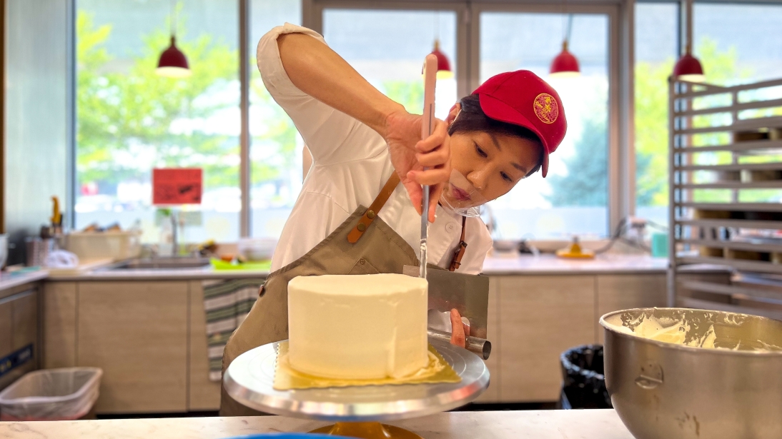 Femme travaillant dans une cuisine de boulangerie.