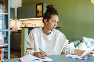 Le passage des études au marché du travail peut être difficile financièrement. Évitez de vous décourager grâce à ces conseils budgétaires pour nouveaux diplômés.