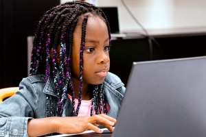 Enfant apprenant sur un ordinateur portable