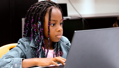 Enfant apprenant sur un ordinateur portable
