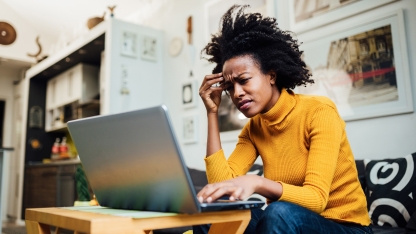 Femme frustrée travaillant à domicile sur un ordinateur portable
